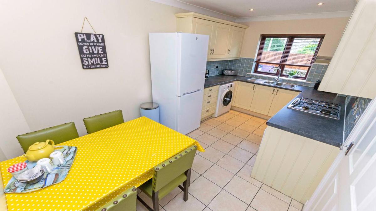 Oyster Cottage Braunton | Sleeps 6 | Dog Friendly - Housity