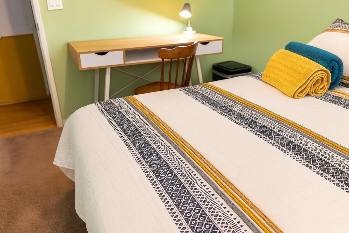 Private cozy room with desk near casinos - Housity