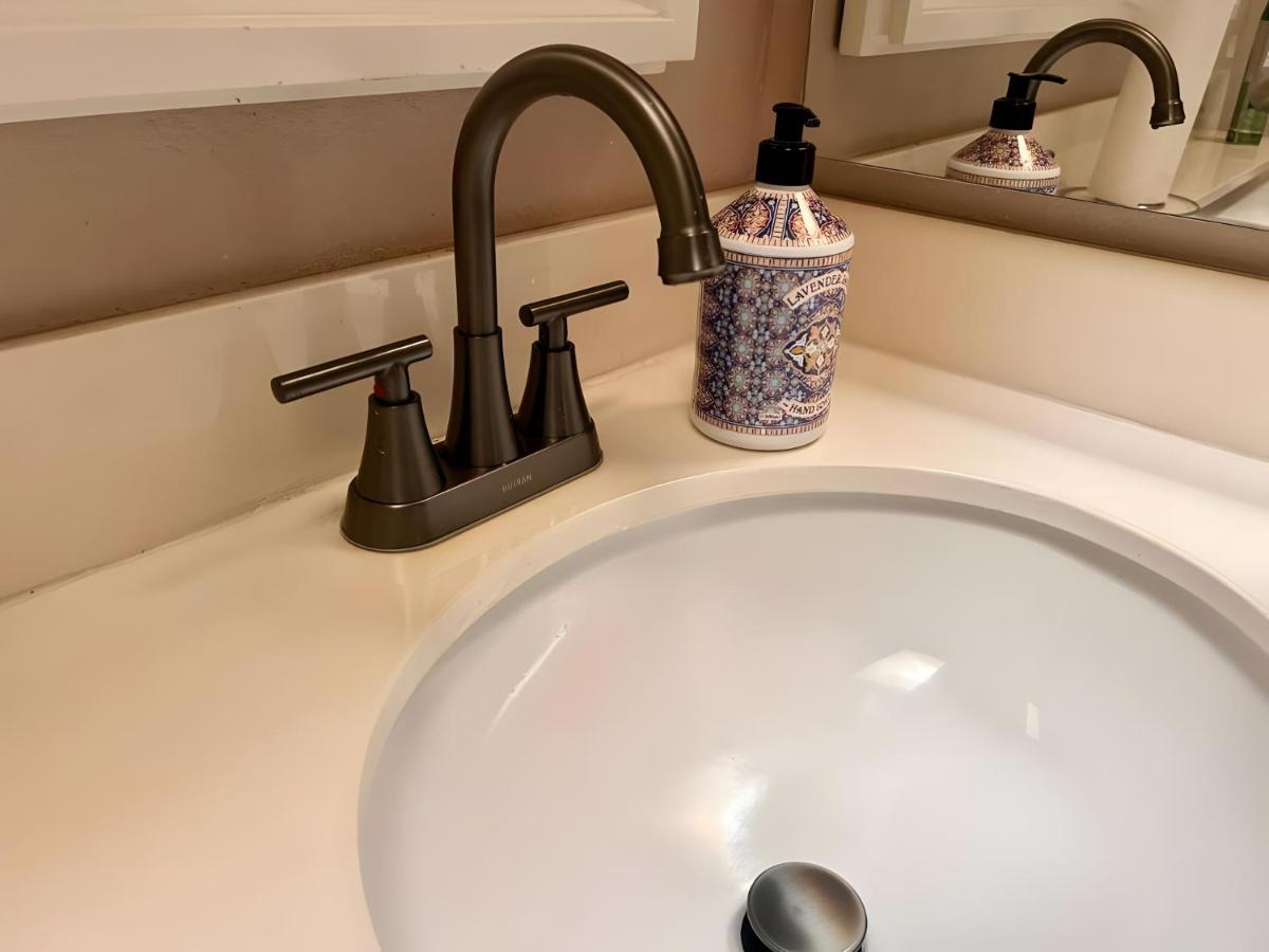 Private cozy room with desk near casinos - Housity