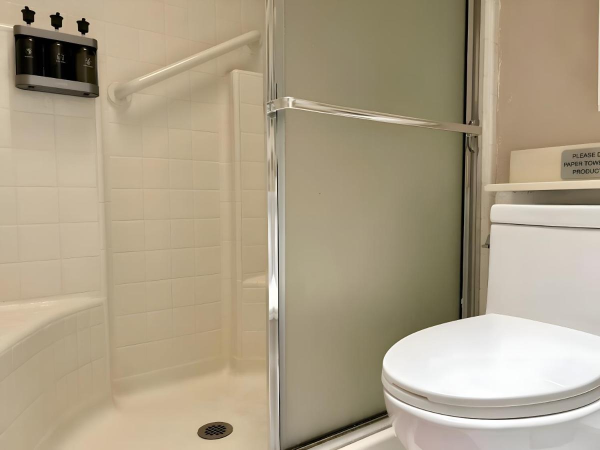 Private cozy room with desk near casinos - Housity