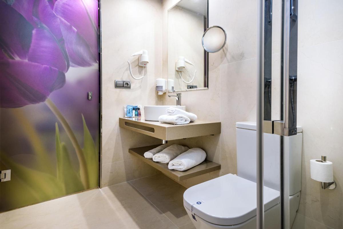 Un baño de Sumus Hotel Monteplaya & SPA 4Sup - Adults Only
