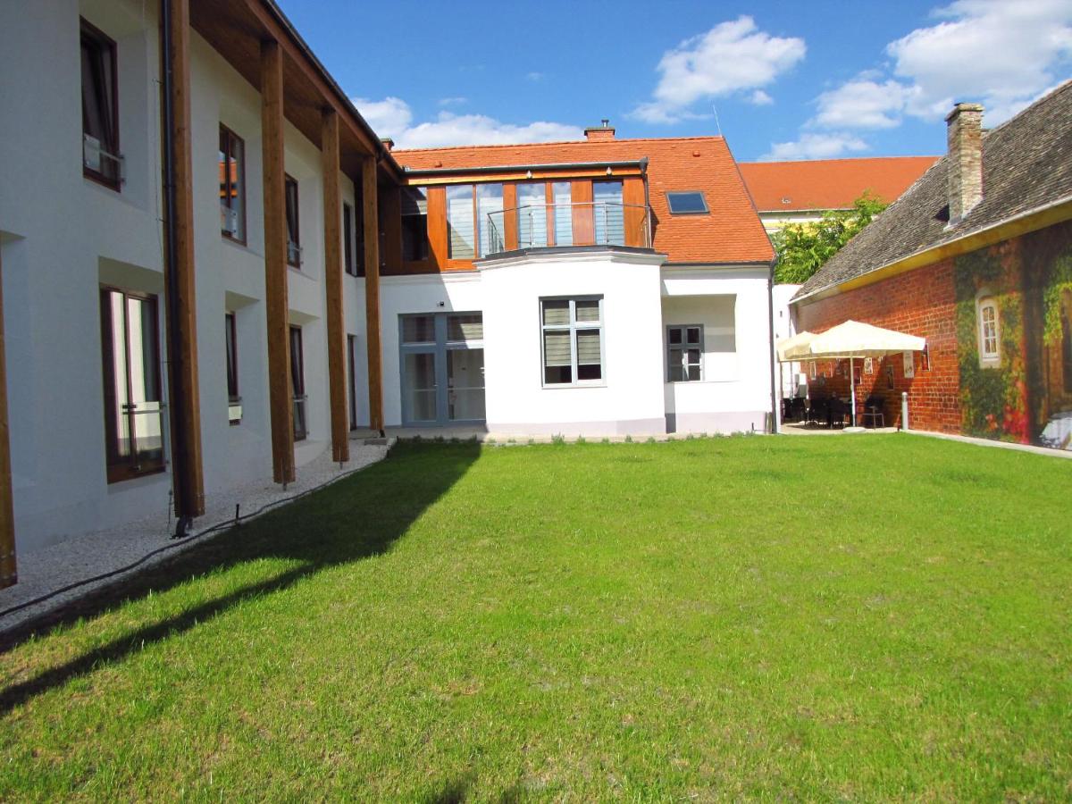Pilvax Hotel Superior Kalocsa - Housity