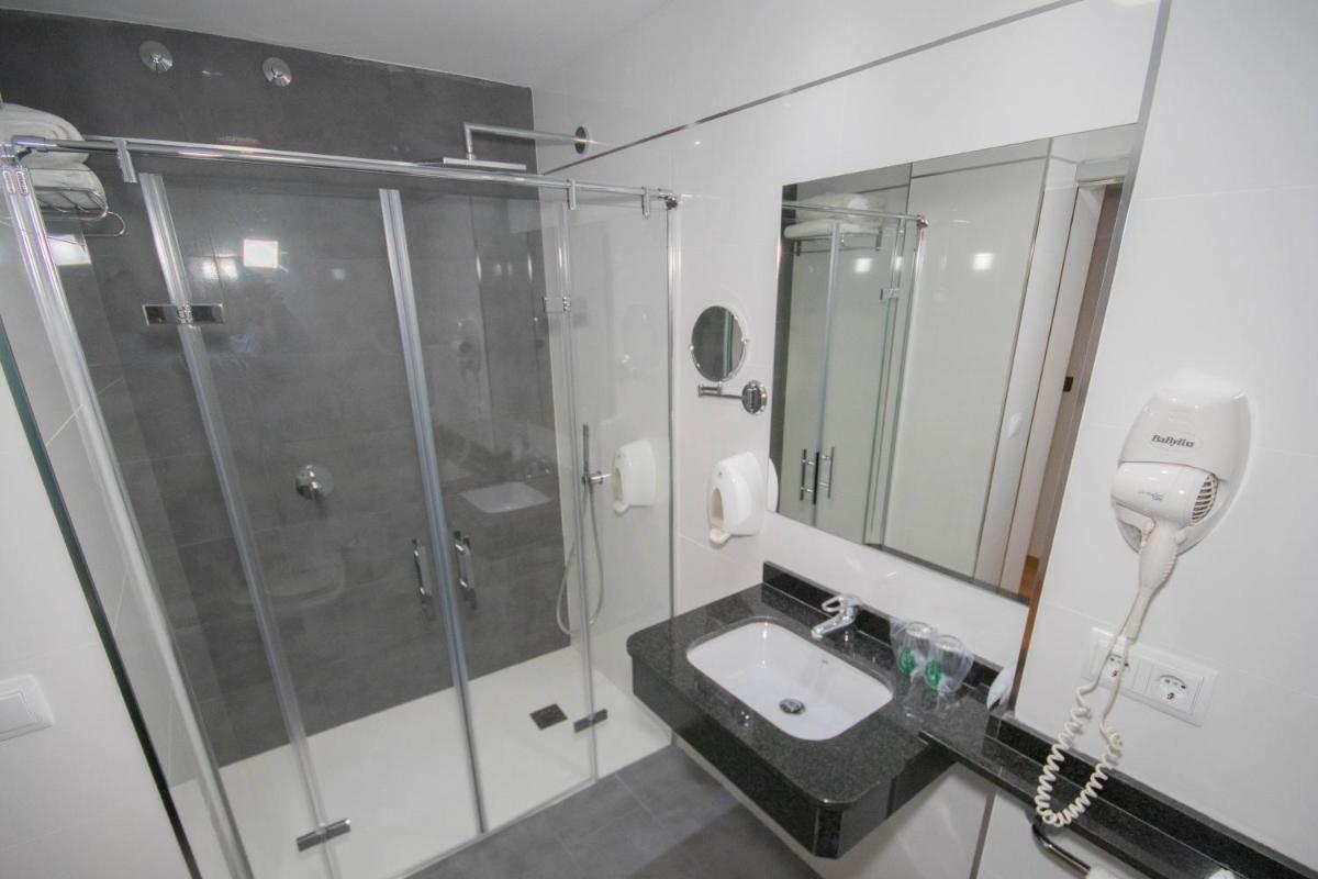 Un baño de Hotel Spa Nanin Playa