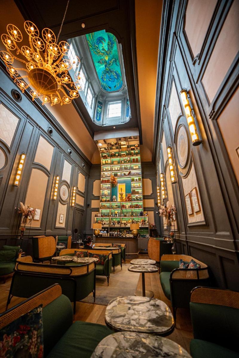 un restaurant avec des tables, des chaises et un lustre dans l'établissement Hôtel Richer De Belleval - Relais & Châteaux, à Montpellier 54 autres photos