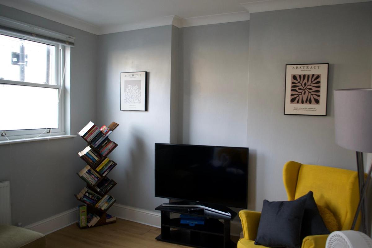 Stylish 2-Bed Garden Flat, 5 Mins to Brixton - Housity