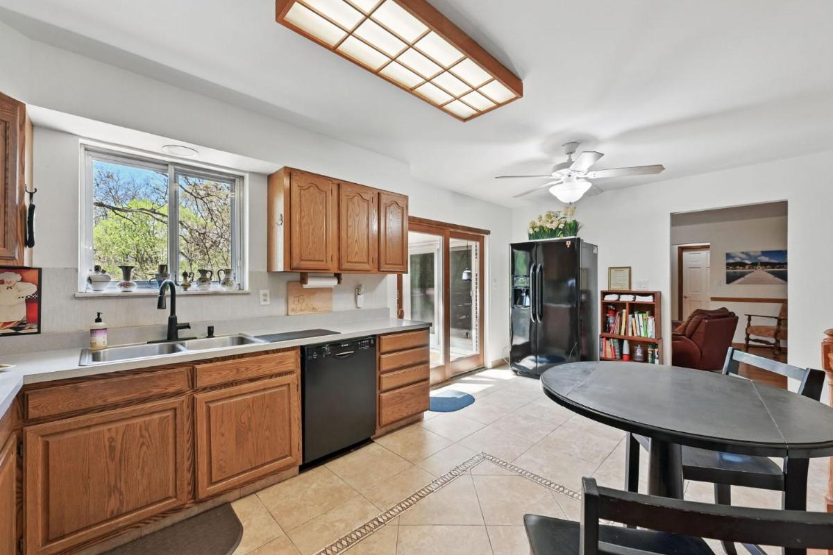 Lake Saint Louis Family Friendly Lakefront Retreat - Housity