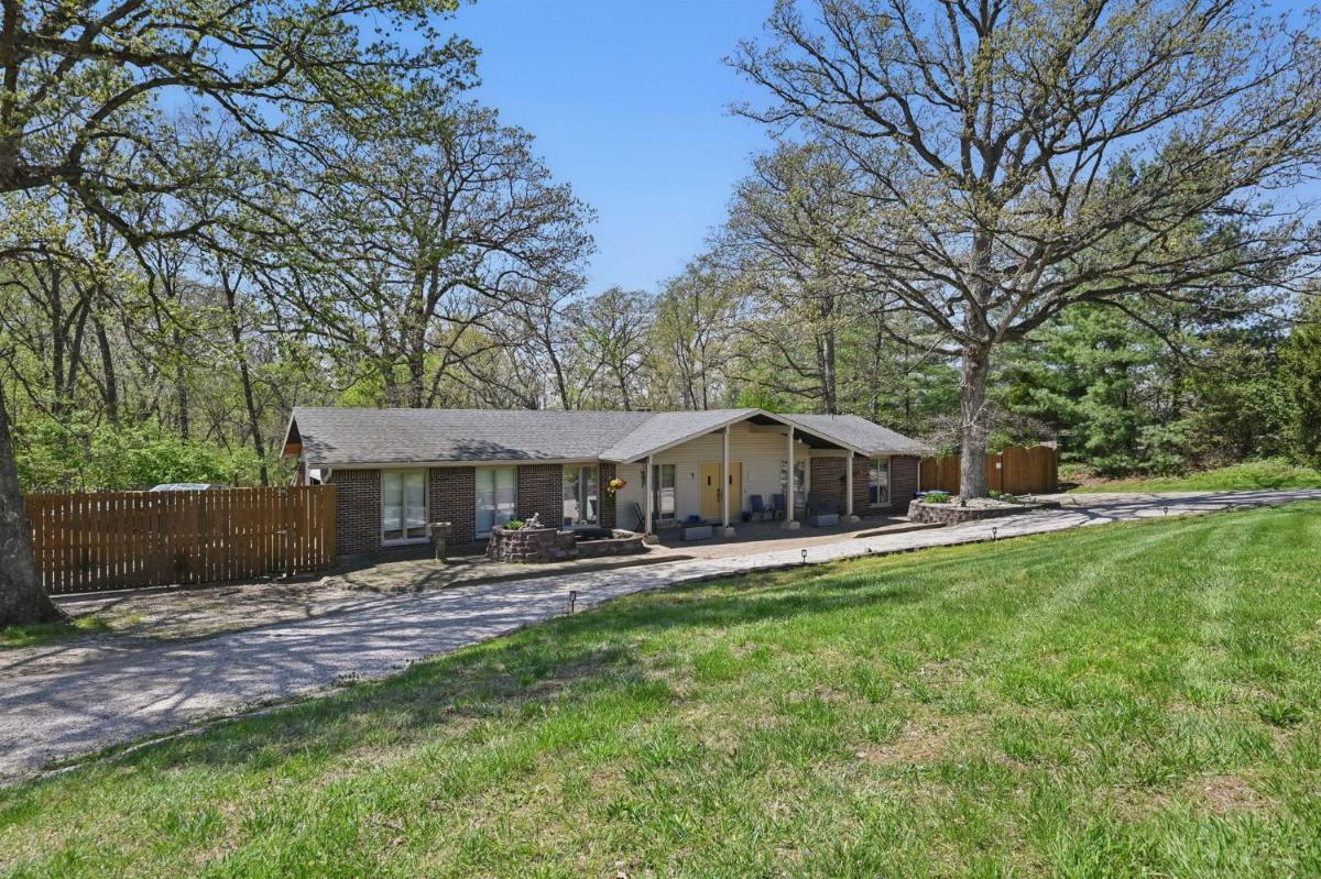 Lake Saint Louis Family Friendly Lakefront Retreat - Housity