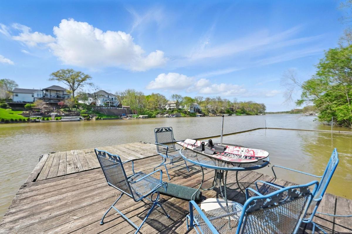Lake Saint Louis Family Friendly Lakefront Retreat - Housity