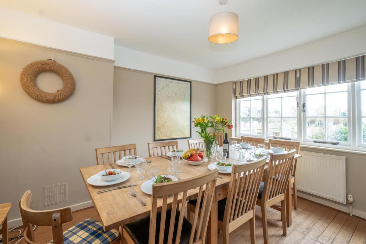 Sanctuary House - A lovely lake front large family house in Thorpeness - by Aldeburgh Coastal Cottages - Housity