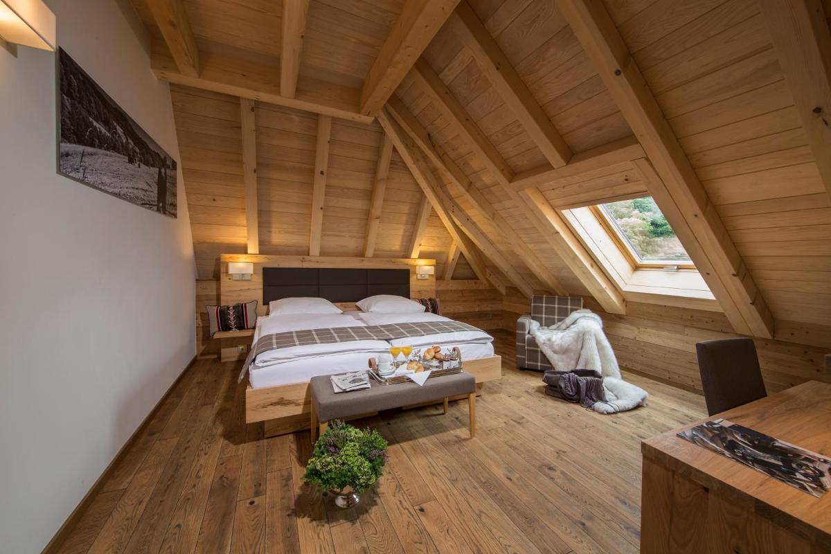 ein Schlafzimmer mit einem großen Bett im Dachgeschoss in der Unterkunft Gästehaus der Geroldsauer Mühle in Baden-Baden