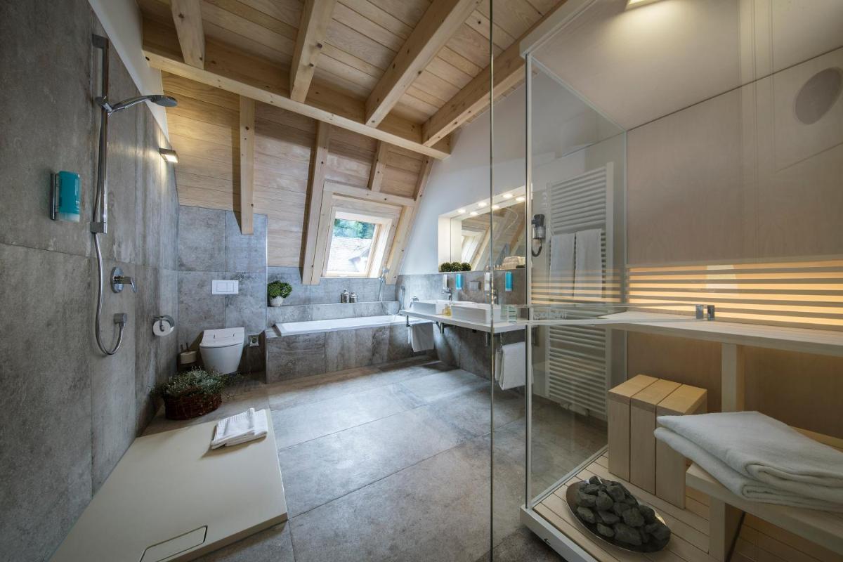 Das Bad ist mit einer Glasdusche und einer Badewanne ausgestattet. in der Unterkunft Gästehaus der Geroldsauer Mühle in Baden-Baden