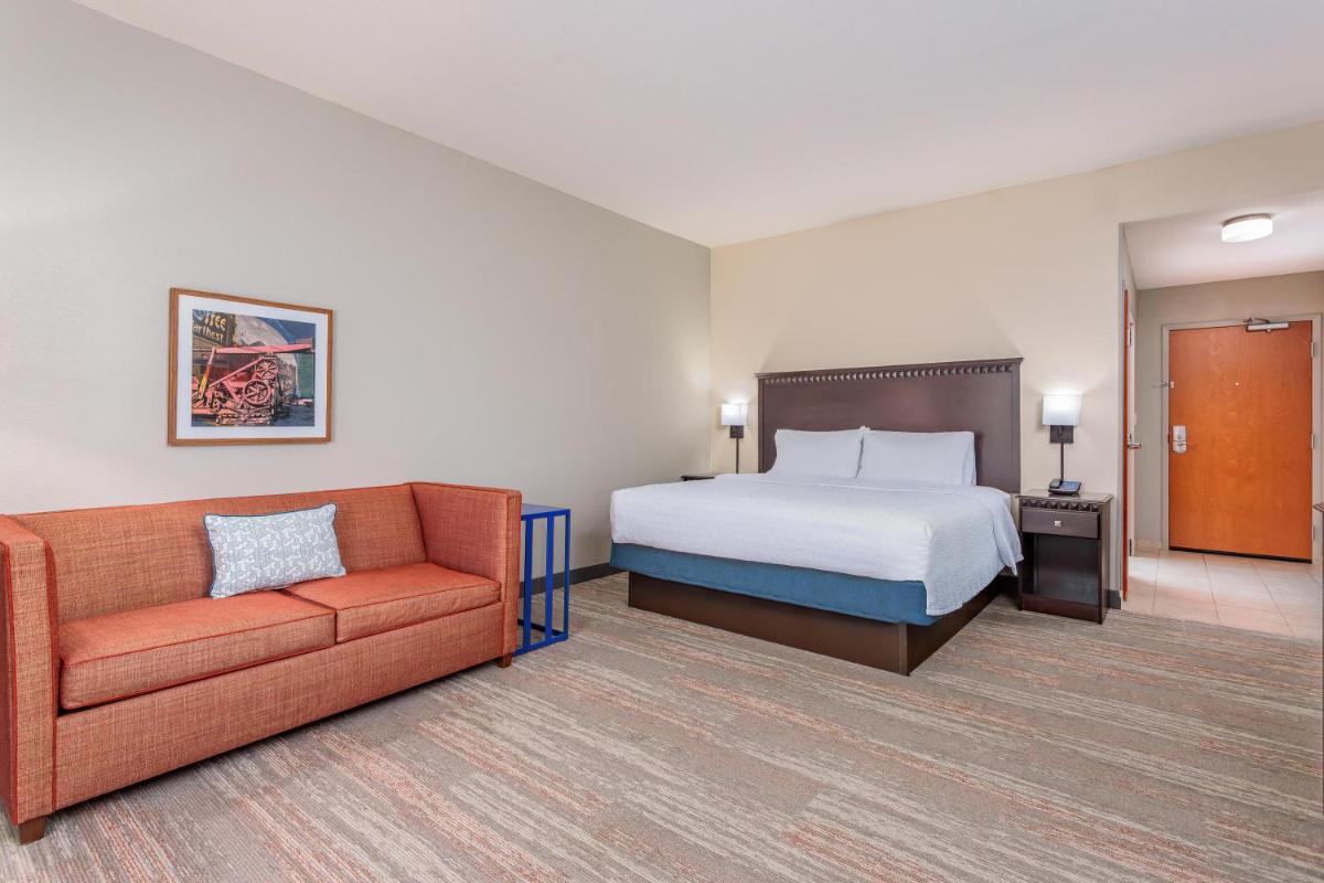 Hampton Inn and Suites Parkersburg Downtown - Housity