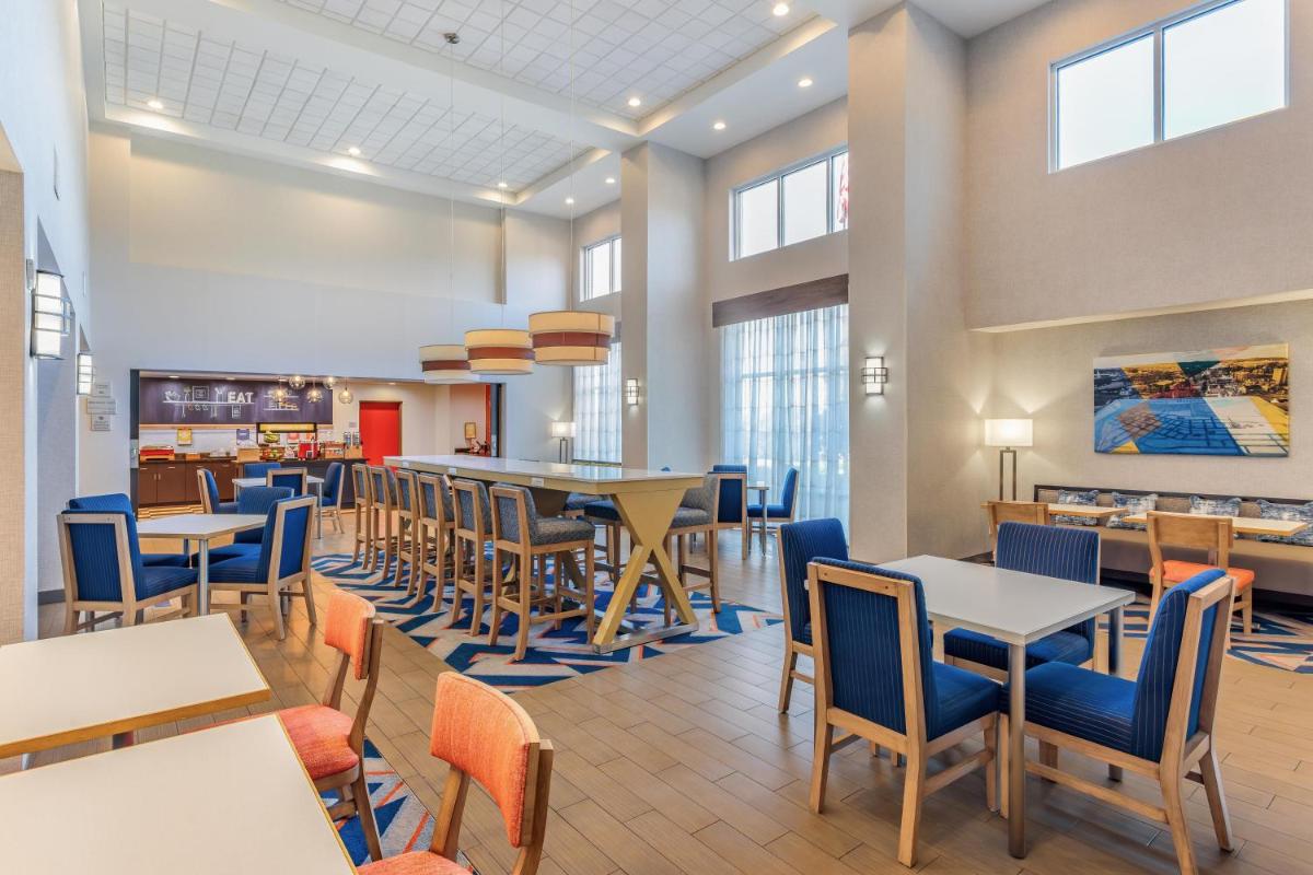 Hampton Inn and Suites Parkersburg Downtown - Housity