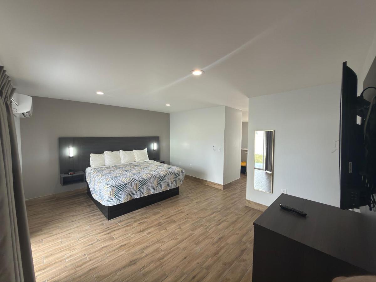 Englewood Inn & Suites - Housity