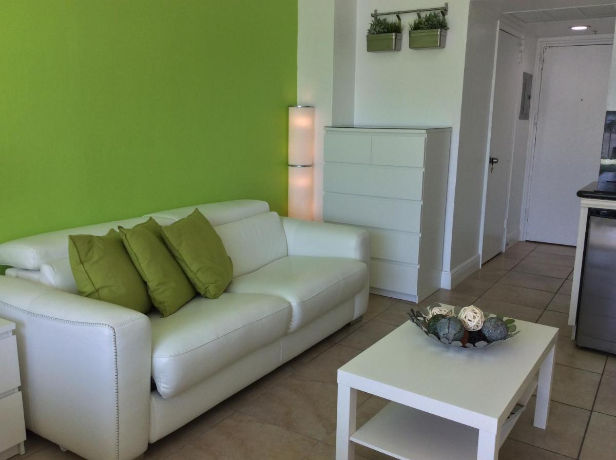 Miami Beach Suncoast Apartment I - Balcony Front Beach - Hizvo