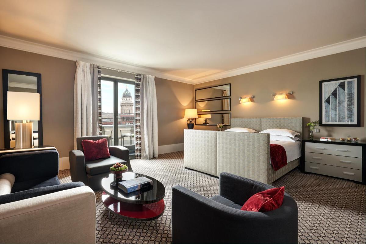 Ein Sitzbereich in der Unterkunft Hotel De Rome Berlin