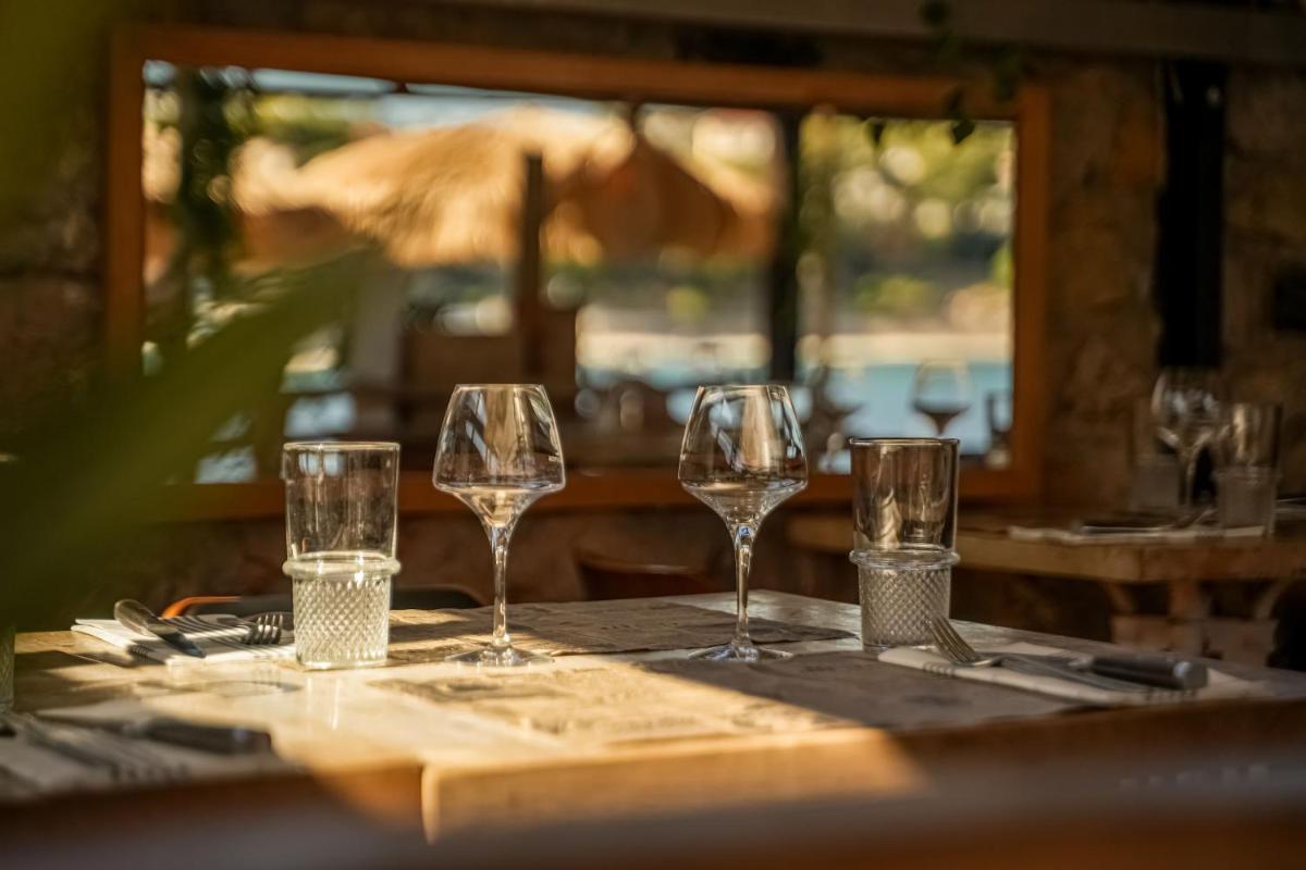 une table avec quatre verres à vin sur une table dans l'établissement Hotel Plein Large, à Bandol