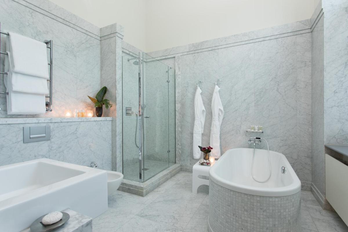 Ein Badezimmer in der Unterkunft Hotel De Rome Berlin