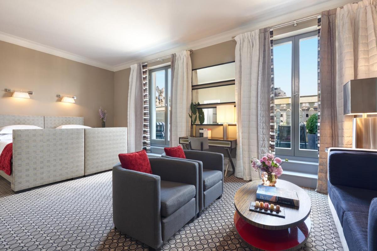 Ein Sitzbereich in der Unterkunft Hotel De Rome Berlin