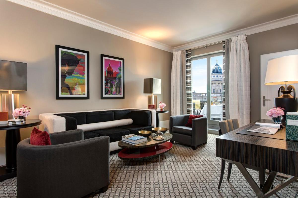 Ein Sitzbereich in der Unterkunft Hotel De Rome Berlin