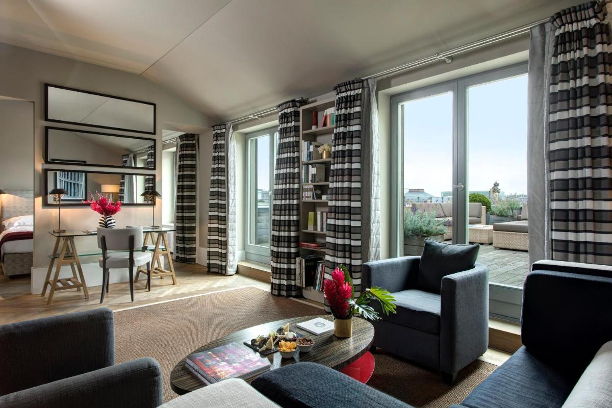 Ein Sitzbereich in der Unterkunft Hotel De Rome Berlin