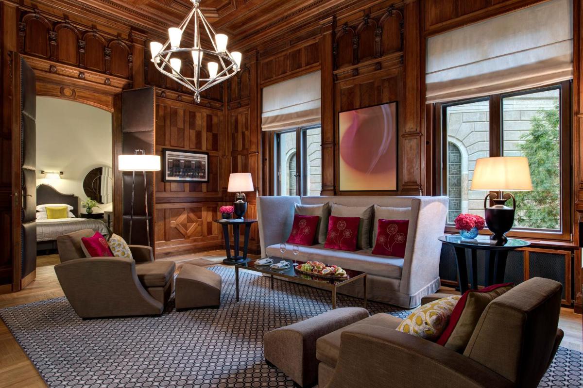 Ein Sitzbereich in der Unterkunft Hotel De Rome Berlin
