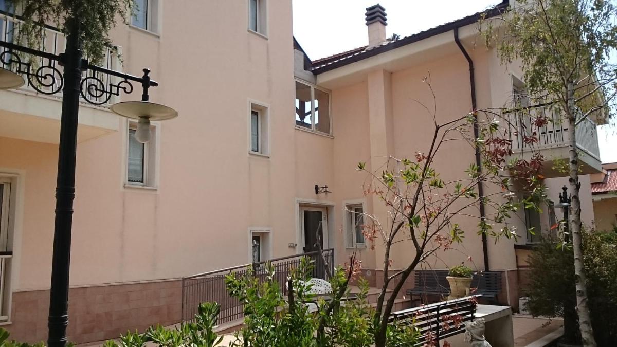 Hotel Holiday House - Housity