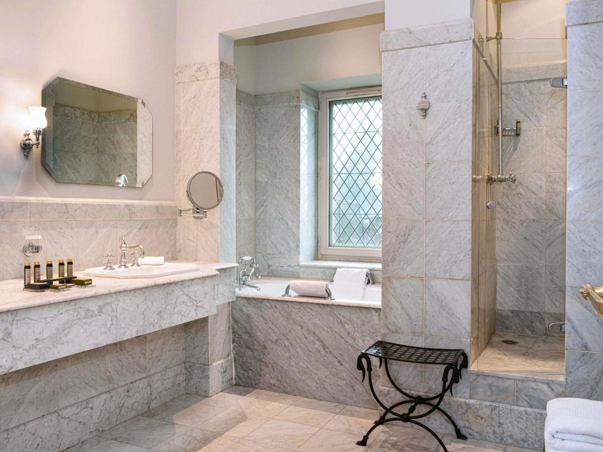 Salle de bains dans l'établissement Hotel de la Cité Carcassonne - MGallery Collection