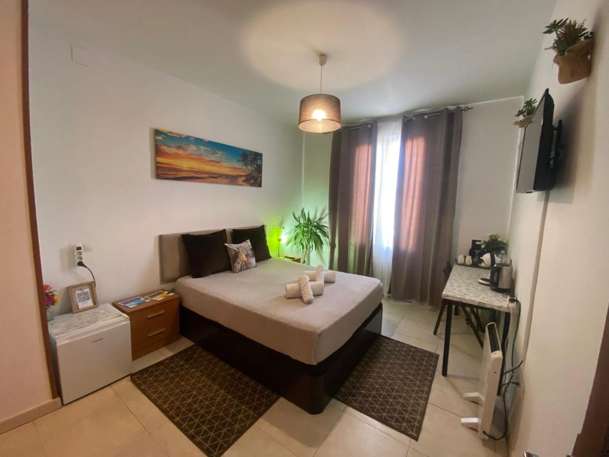 Room with private bathroom and balcony nearby the Mercado Central, center and beach - Housity