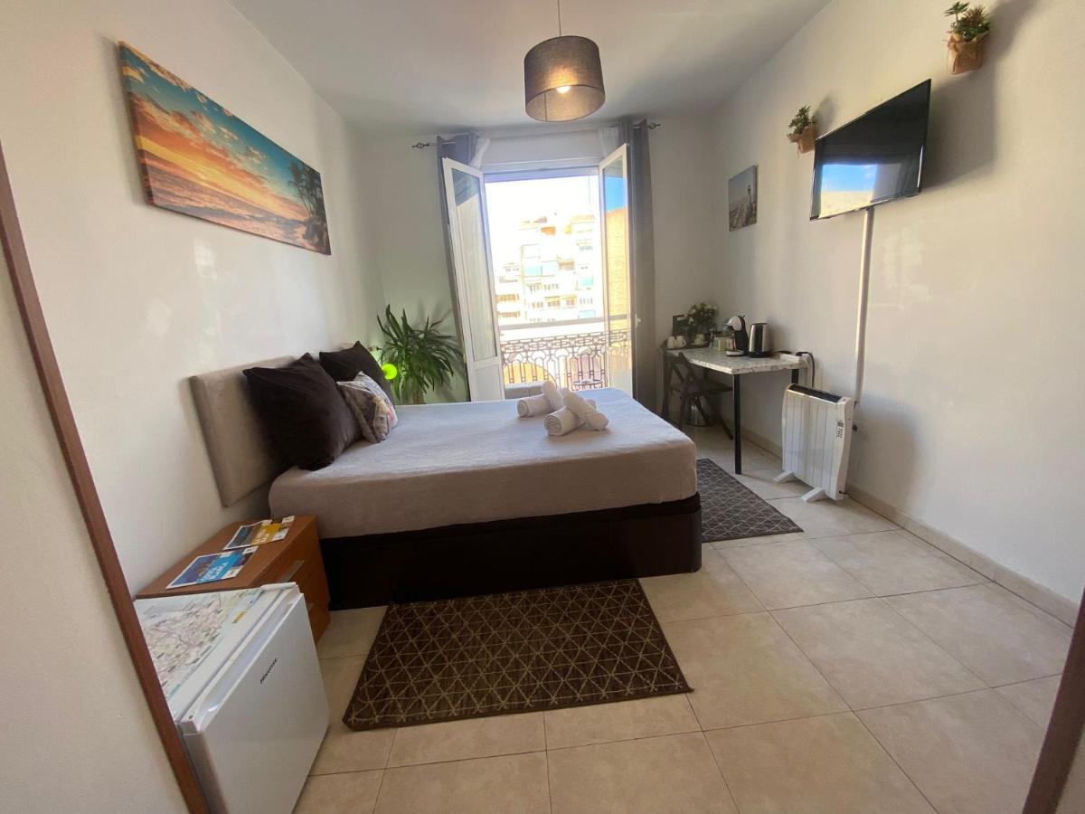 Room with private bathroom and balcony nearby the Mercado Central, center and beach - Housity