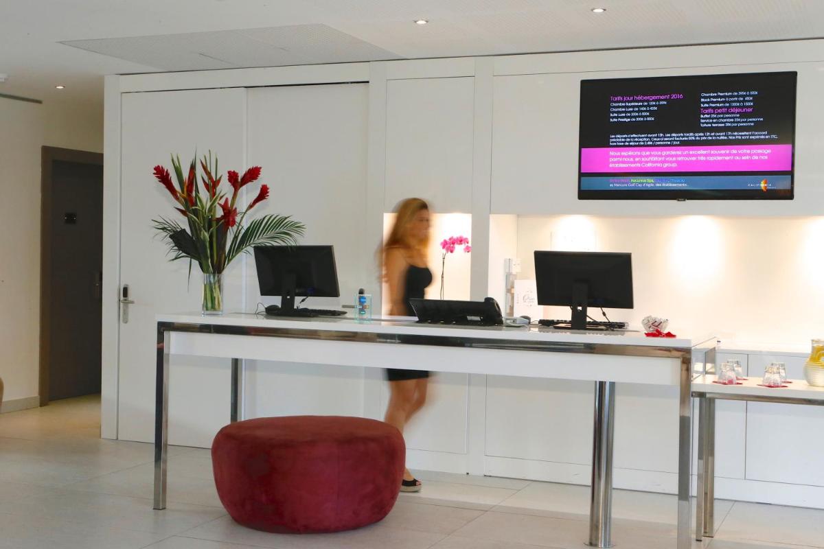 Télévision ou salle de divertissement dans l'établissement Oz'Inn Hôtel & Spa