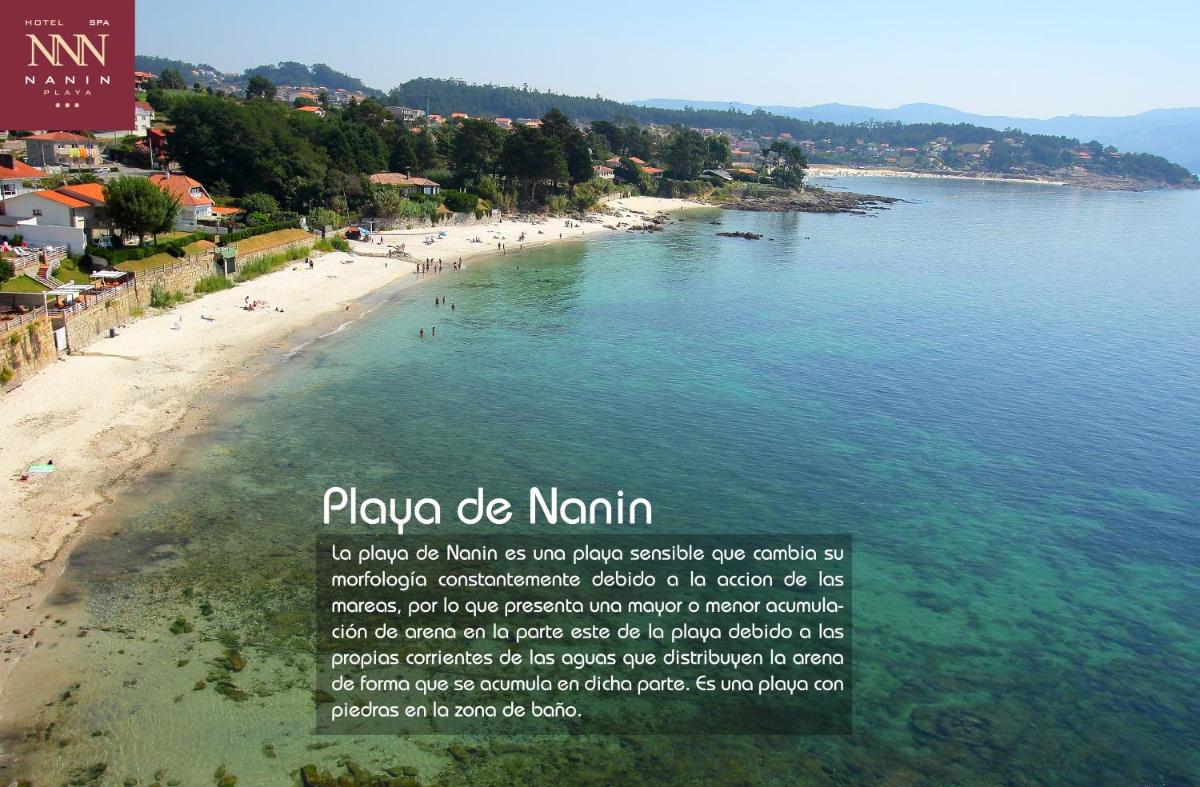 Un cartel de una playa con gente en el agua. en Hotel Spa Nanin Playa, en Sanxenxo