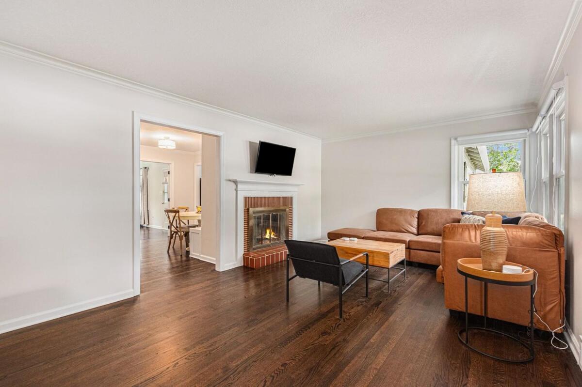 Prairie Village - 3 bed 2 bath - Dog Friendly - Housity