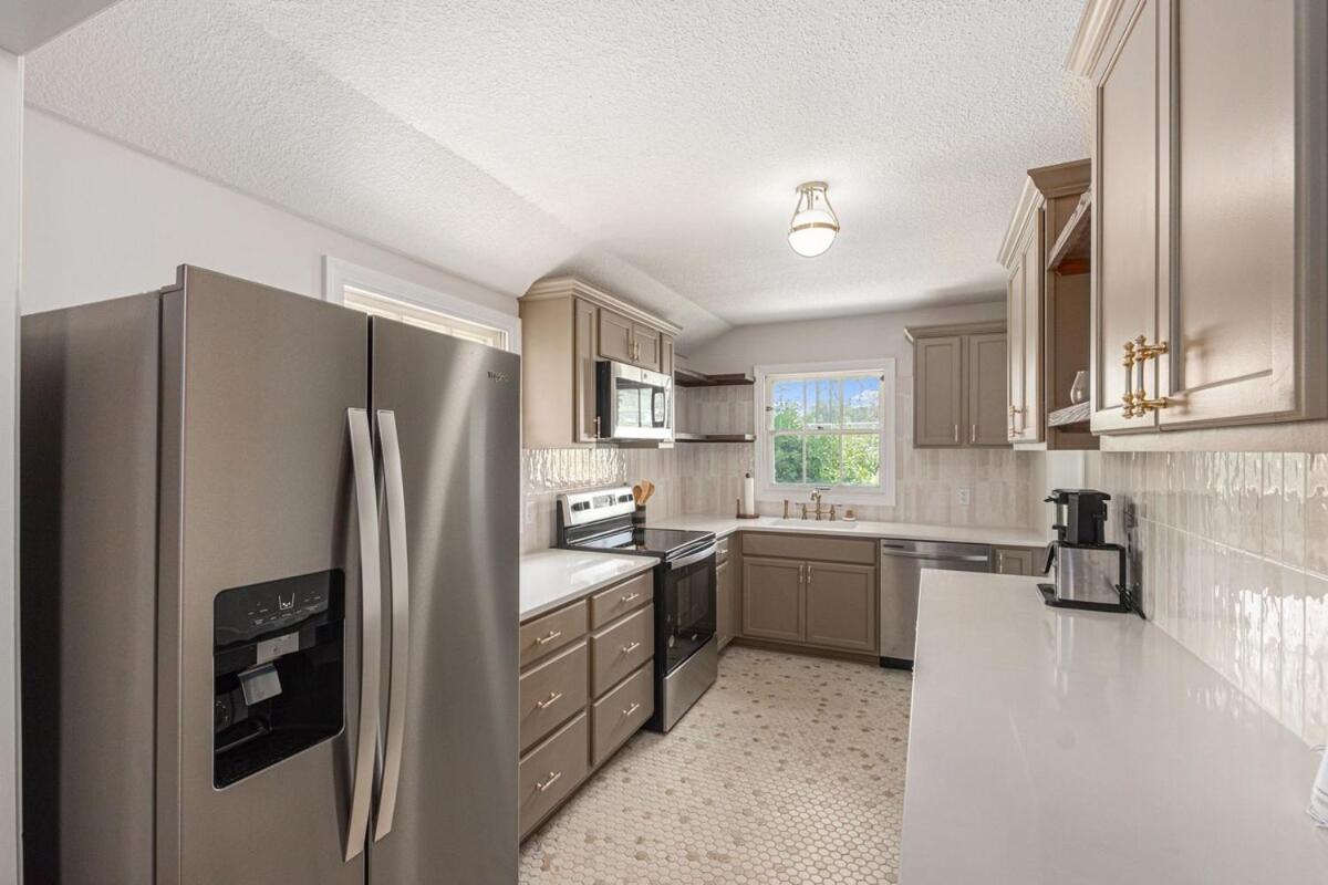 Prairie Village - 3 bed 2 bath - Dog Friendly - Housity