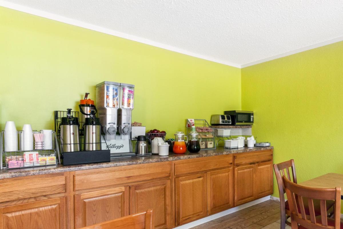 Super 8 by Wyndham Bath Hammondsport Area - Housity