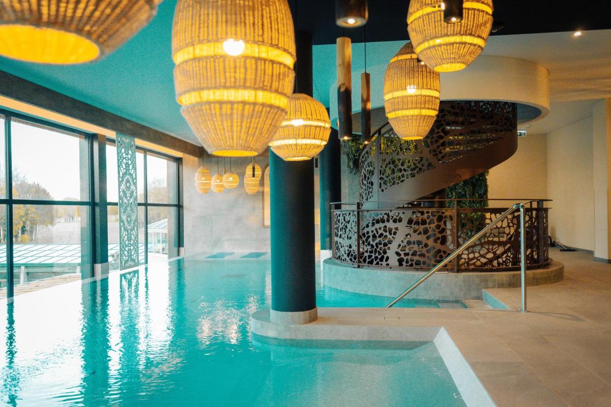 Piscine de l'établissement Best Western Plus Le Roi Arthur Hôtel & Spa ou située à proximité
