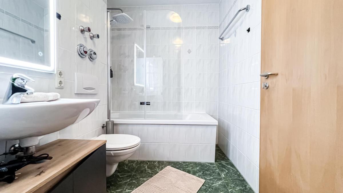 Ferienwohnung in der Stadt mit kostenfreier Tiefgarage bis 1,50m Fahrzeughöhe - 2 Doppelbetten, Küche, Bad - Hizvo