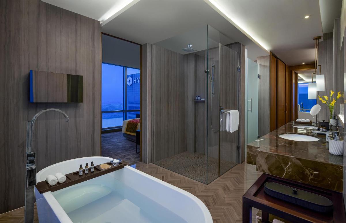 a bathroom with a large tub and a shower at Hyatt Regency Ahmedabad in Ahmedabad