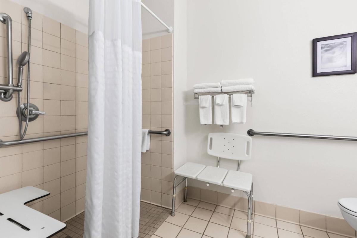 Quality Inn & Suites Springfield Southwest near I-72 - Housity