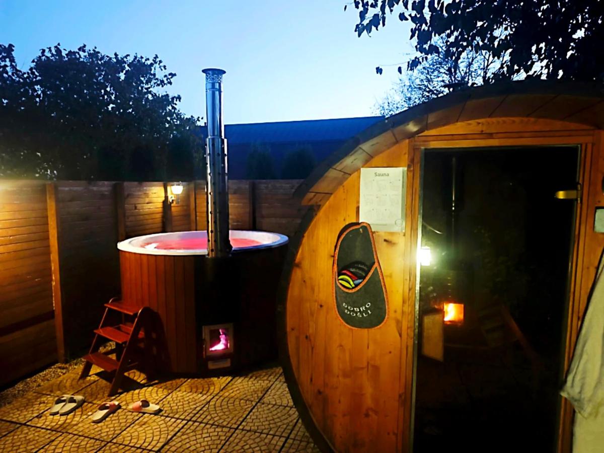 Pod orehom drvena ku?a i sauna - Housity