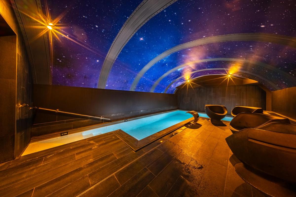une chambre avec un ciel étoilé et une piscine dans l'établissement Vertigo Hotel, By Marriott, a Member of Design Hotels, à Dijon