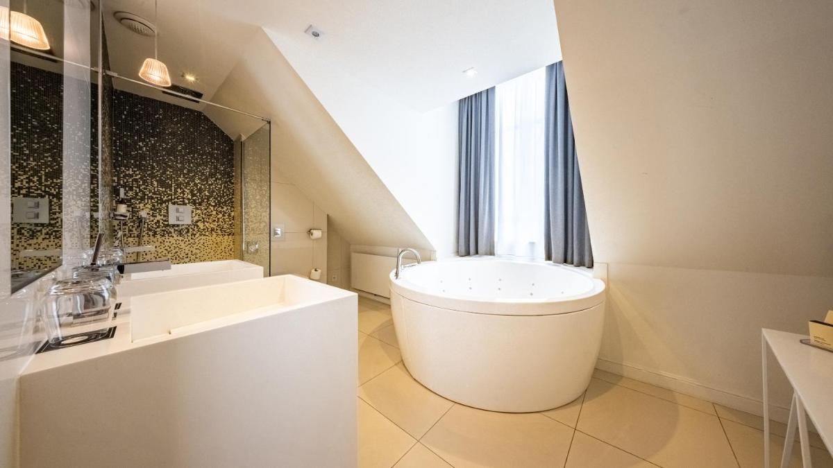 Salle de bains dans l'établissement Vertigo Hotel, By Marriott, a Member of Design Hotels