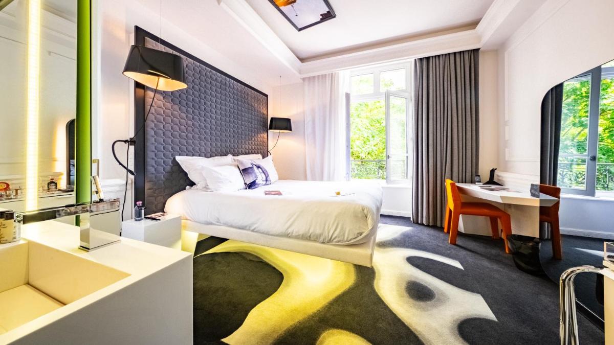 Un ou plusieurs lits dans un hébergement de l'établissement Vertigo Hotel, By Marriott, a Member of Design Hotels