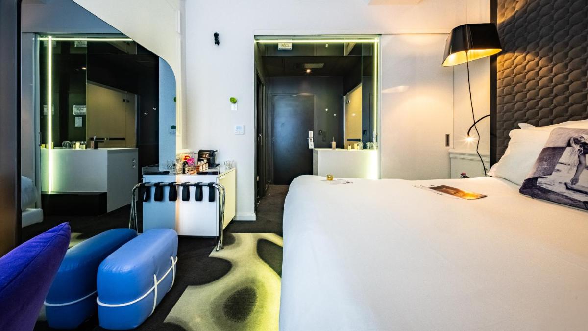 Un ou plusieurs lits dans un hébergement de l'établissement Vertigo Hotel, By Marriott, a Member of Design Hotels