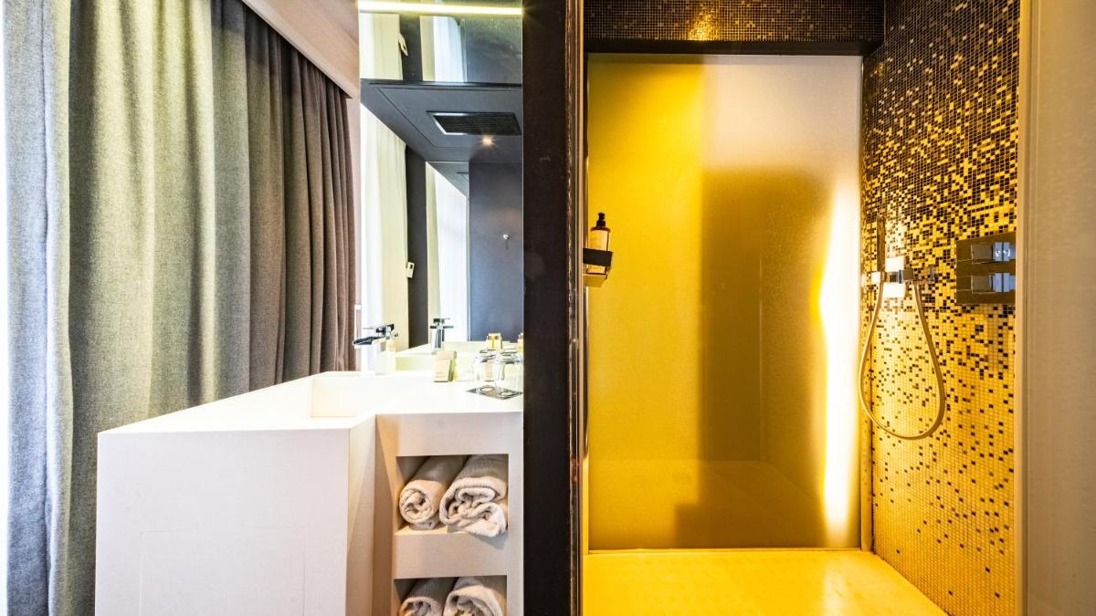 une salle de bain avec lavabo et douche dans l'établissement Vertigo Hotel, By Marriott, a Member of Design Hotels, à Dijon