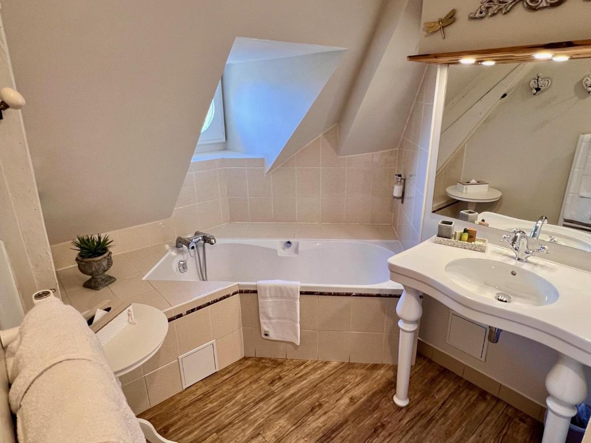 Salle de bains dans l'établissement Château Hôtel Edward 1er