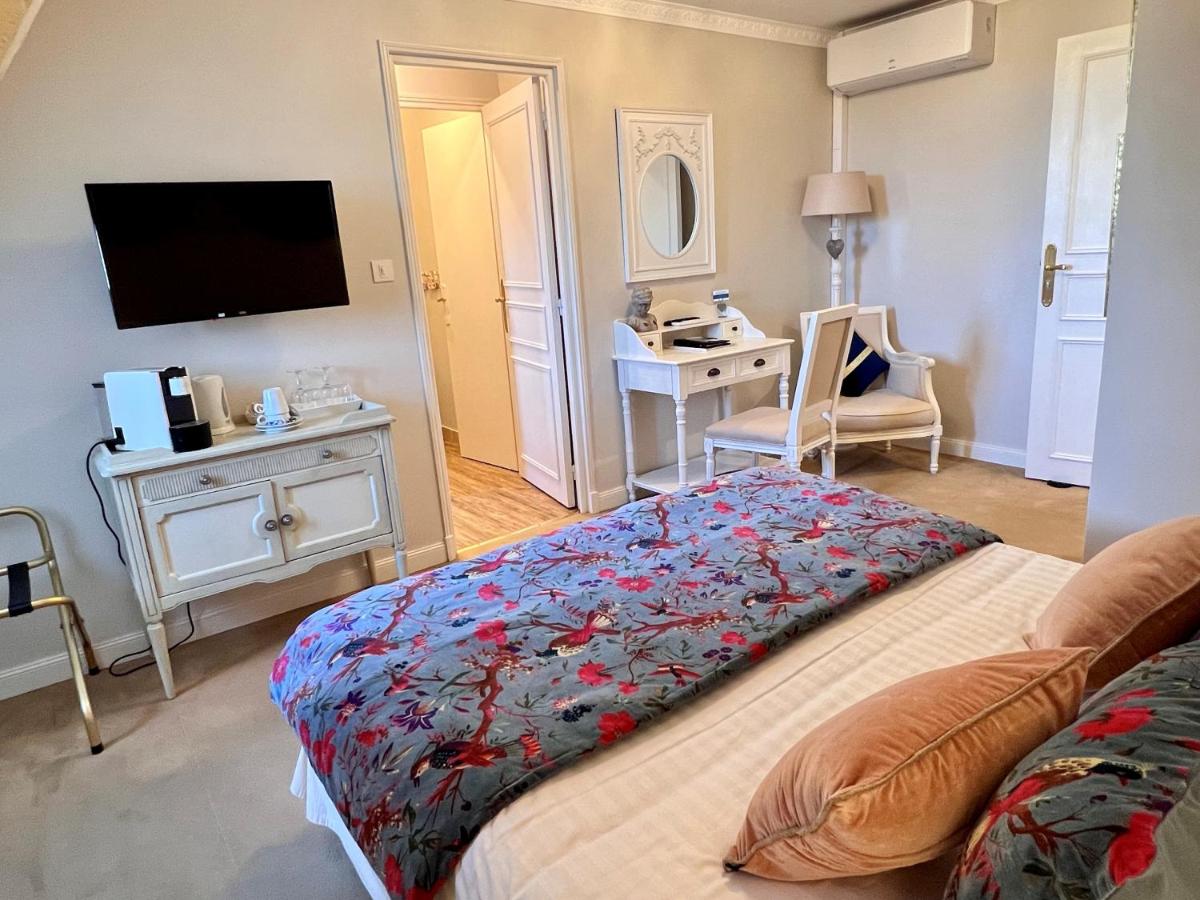 Télévision ou salle de divertissement dans l'établissement Château Hôtel Edward 1er
