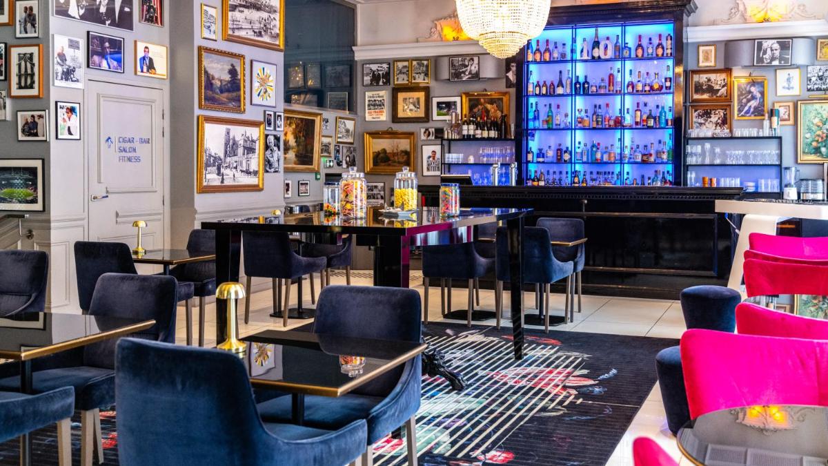 un restaurant avec des tables et des chaises et un bar dans l'établissement Vertigo Hotel, By Marriott, a Member of Design Hotels, à Dijon