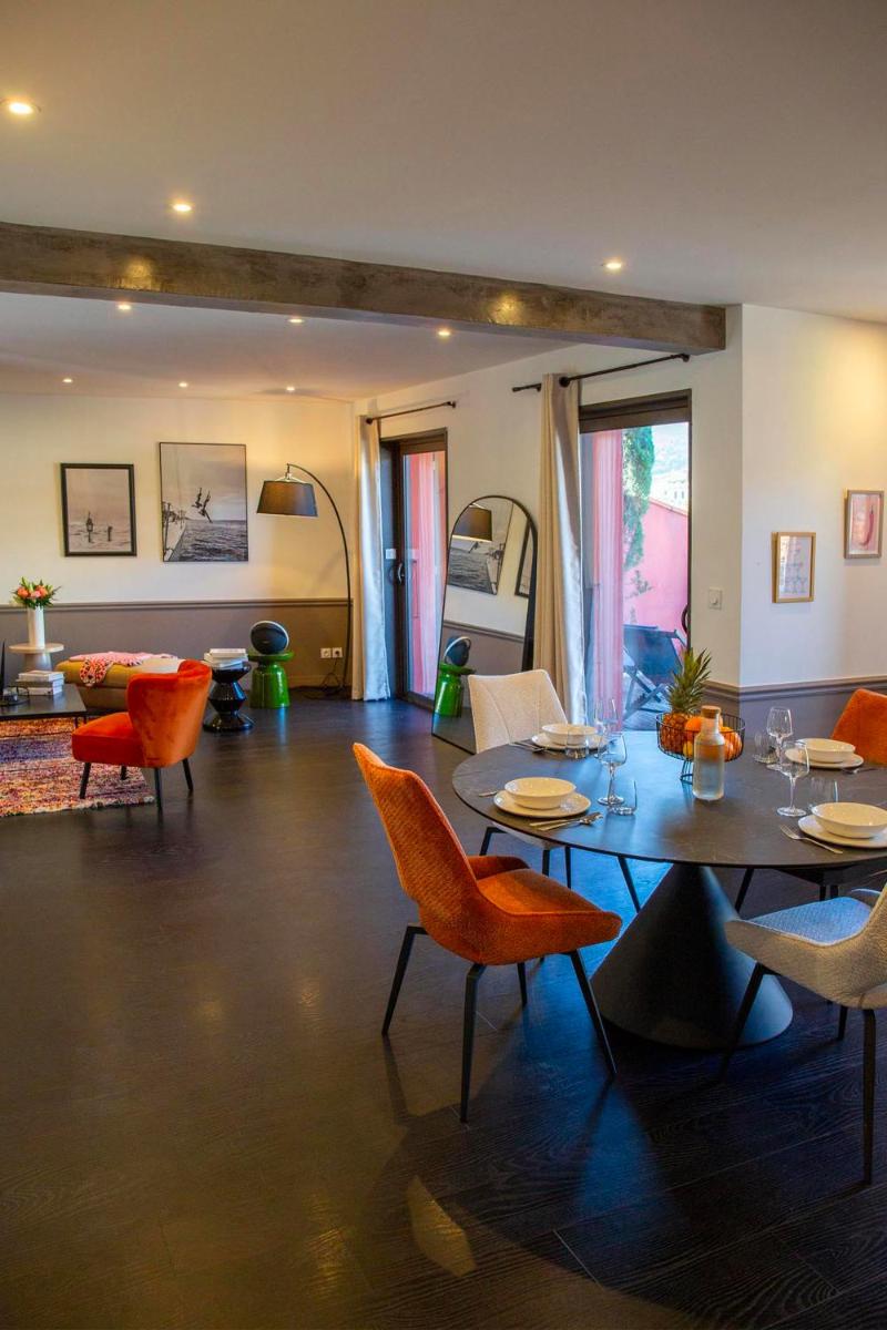 un salon avec une table et des chaises dans l'établissement Hôtel & Spa Le Madeloc - Collioure Centre, à Collioure