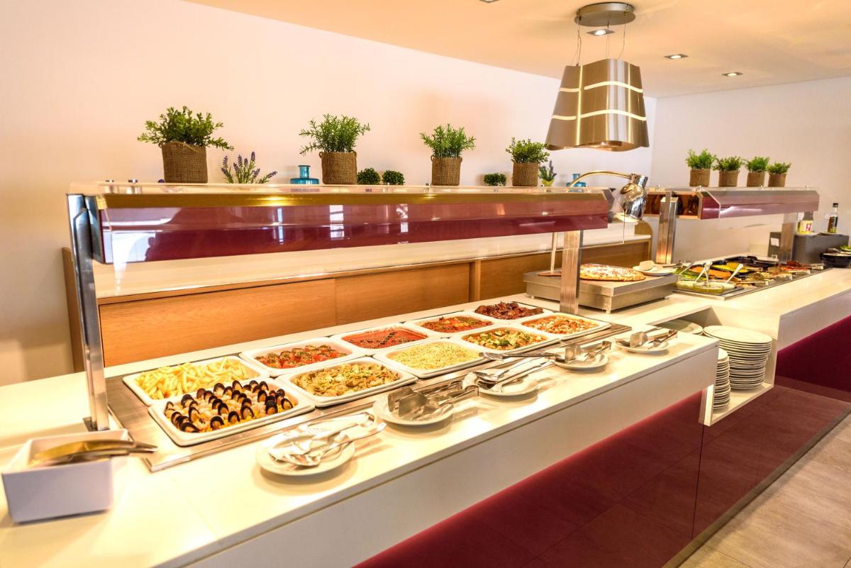 Comida en o cerca de este apartahotel
